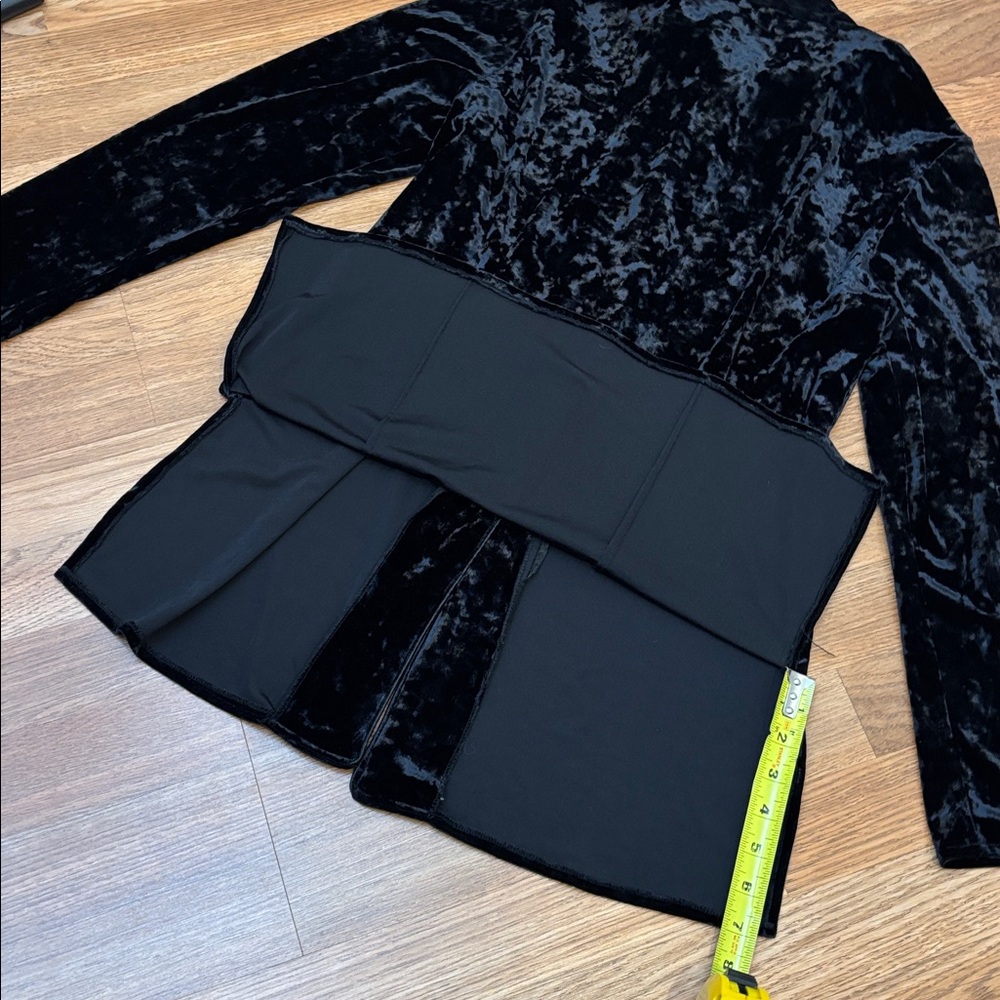 Harve Benard By Bernard Holtzman black crush velvet long sleeve top. Size M. - Picture 16 of 17